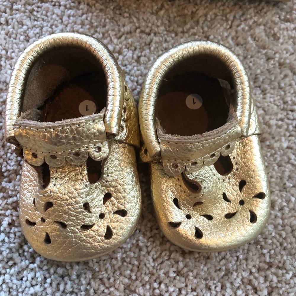 Daisy Mary Jane gold leather crib shoe